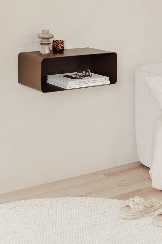 Hängender Nachttisch NELIO in modernem Design mit Bücherregal und dekorativen Elementen an der Wand.